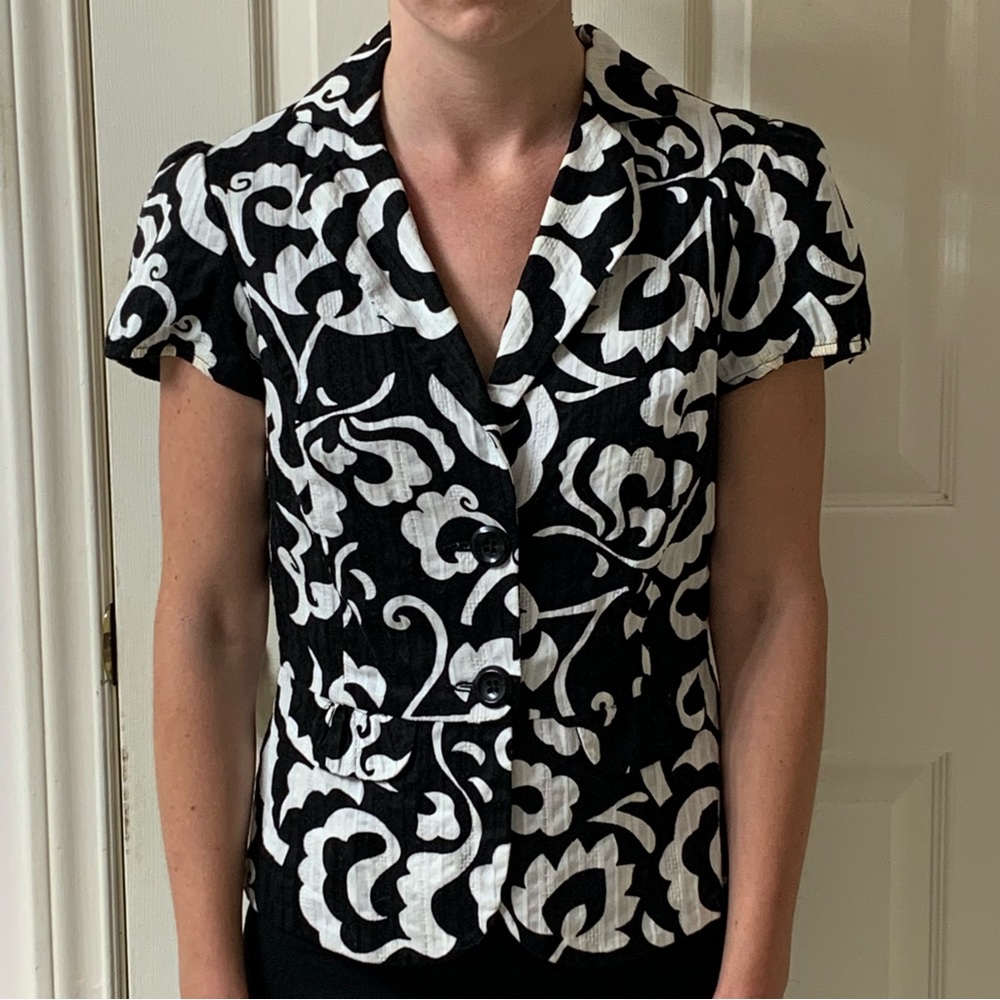 🌷3 for $25🌷Dynamite, US 5, Black & White Cap Sleeved Floral Blazer